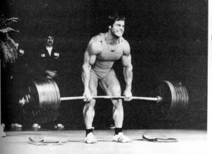 Franco columbu gör marklyft med en skivstång.